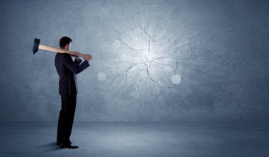 İşadamı çekiçle duvara çarpıyor.