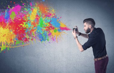 Kamera ve boya sıçratan hippi adam.