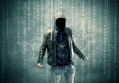 Sayıları olan öfkeli gizemli hacker.