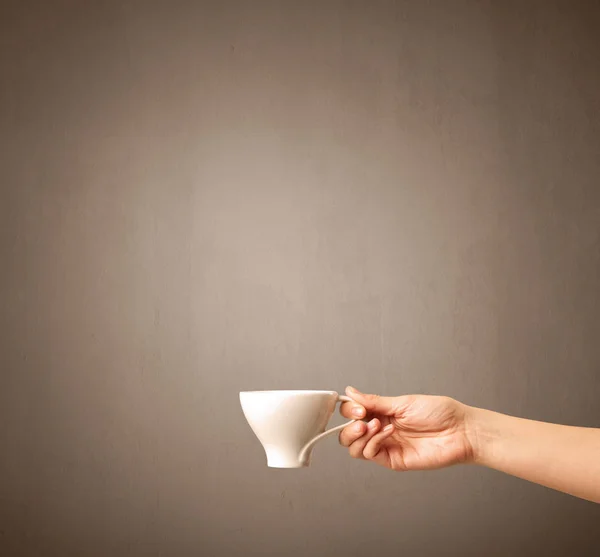 Taza de café de mano femenina — Foto de Stock