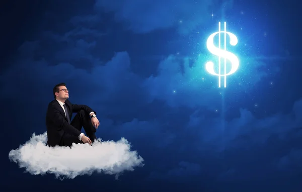 Man sitter på ett moln drömmer om pengar — Stockfoto