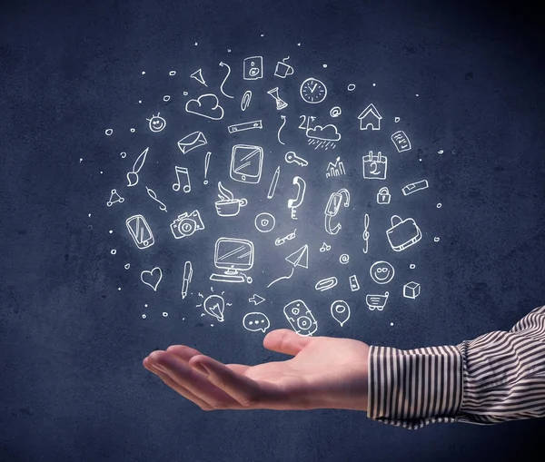 Karışık çizimler tutan el