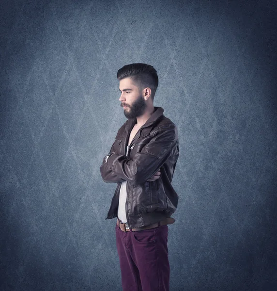 Zarif kıyafetler giymiş sakallı hippi.