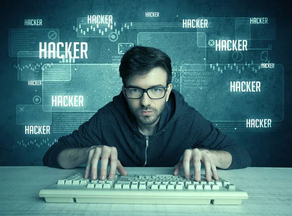 Hacker mit Tastatur und Brille — Stockfoto