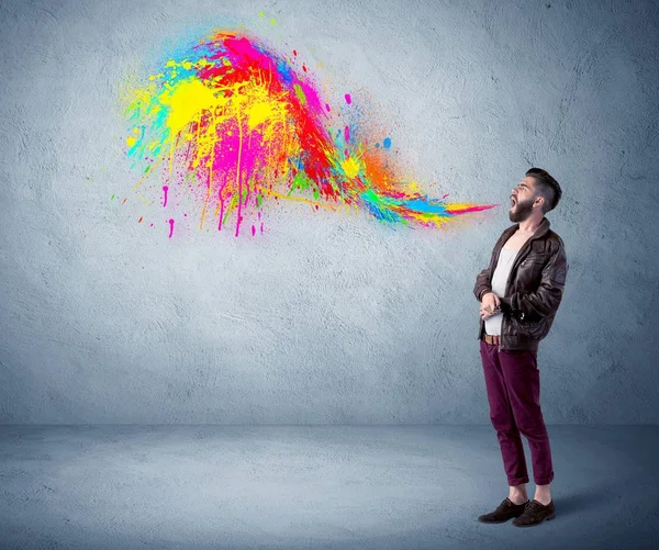 Hipster gars criant peinture colorée sur le mur — Photo