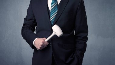 Businesman ayakta elinde aracıyla