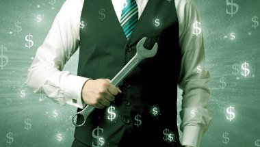 Businassman ayakta elinde aracıyla.