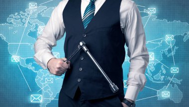 Yakışıklı businassman ayakta elinde aracıyla