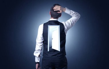 Sırtını kapıya ile ayakta işadamı