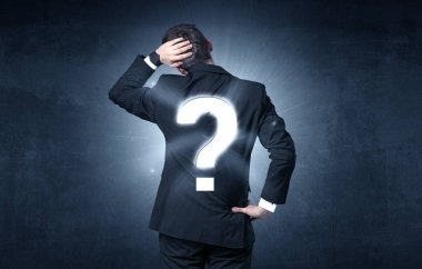 Soru işaretiyle sırtında duran adam