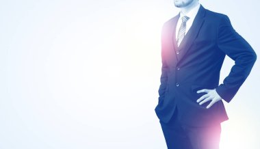 Genç işadamı ayakta durup düşünüyor