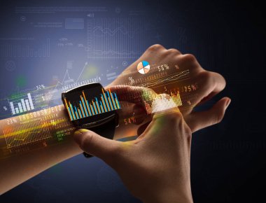 Smartwatch giyen kadın eli kapatın