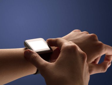 Balck smartwatch ekranlı el kadar kapatın