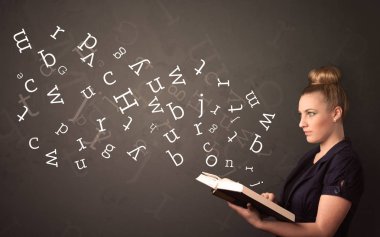 Genç Bayan kitap harfleri ile