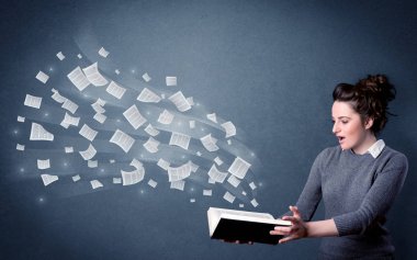 Genç Bayan holding kitap 