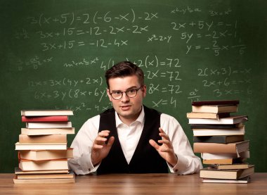 Matematik öğretmeni masada