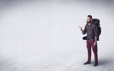 Sırt çantalı genç adam.