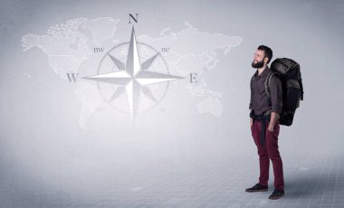 Sırt çantalı genç adam.