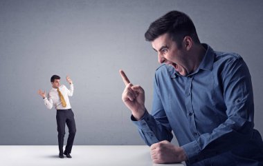 Genç işadamı minyatür işadamı ile mücadele