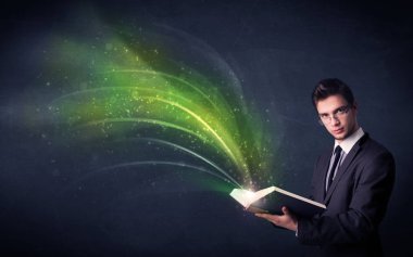 Genç adam dalga ile kitap