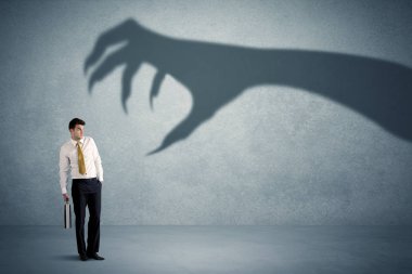 İş kişi büyük canavar pençe gölge kavramı korkuyor