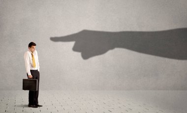 İş kişi ona konsantrasyon gösteren büyük gölge ele arıyorsunuz