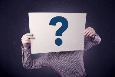 soru işareti olan kağıt tutan işadamı