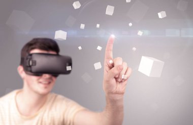 Adam sanal gerçeklik gözlüğü takıyor.