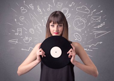 Vinil kaydı tutan kadın
