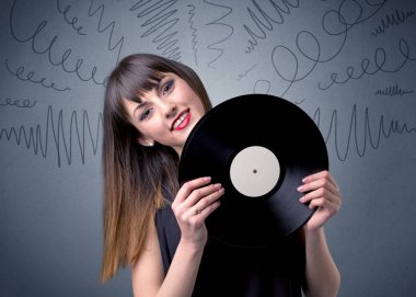 Vinil kaydı tutan kadın