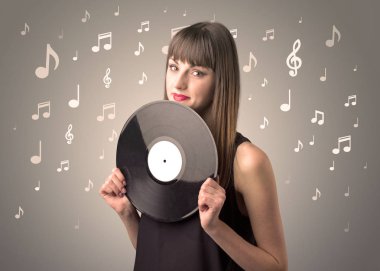 Vinil kaydı tutan kadın