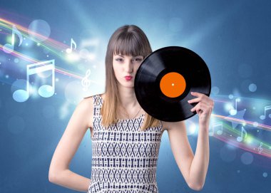 Vinil kaydı tutan kadın