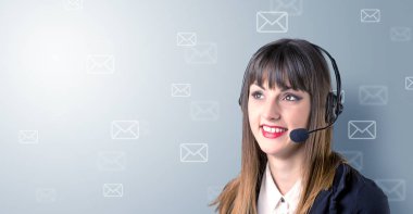 Genç kadın telemarketer