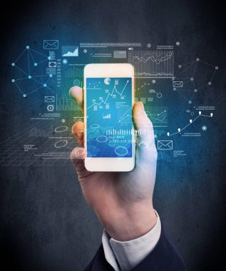 El ele tutuşan akıllı telefon.