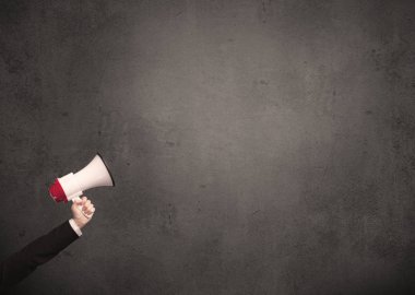 Düz arka plan üzerinde megafon