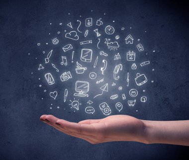 Karışık çizimler tutan el