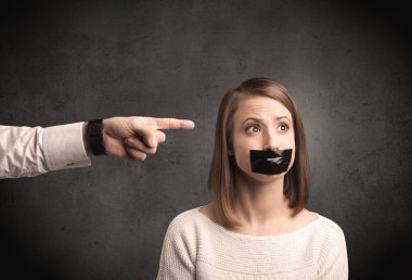 Kadına gösteren bir el