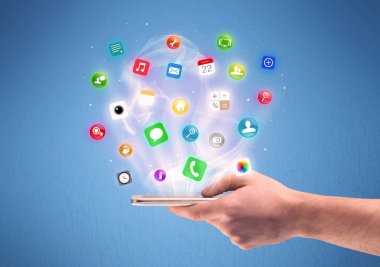 Tablet telefon app simgeleri ile tutan el