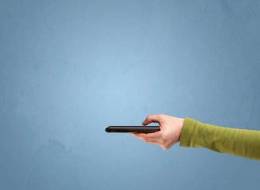 Telefon aygıtı profilden tutuluyor