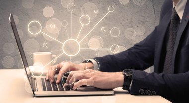 Dizüstü bilgisayarda yazan bilim işçisi