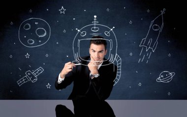 Satış elemanı miğfer ve uzay roketi çizer