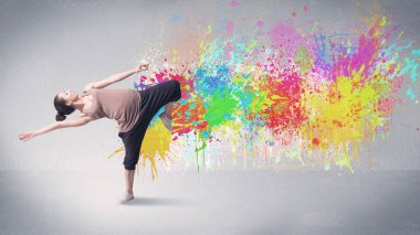 Renkli genç bir sokak dansçısı.