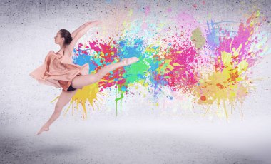 Renkli boyalarla zıplayan modern sokak dansçısı.