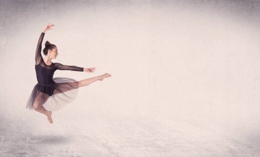 Modern balerin boş arka planla sanat atlayışı yapıyor.