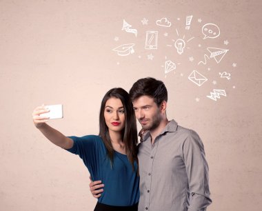 Düşünceleriyle selfie çeken çift.