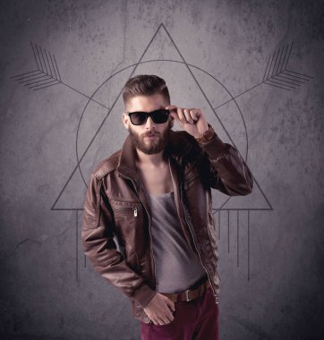 Sıradan komik erkek cep telefonu kullanıyor.