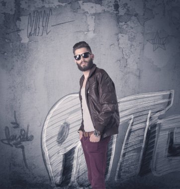 Graffiti duvarında duran manken.