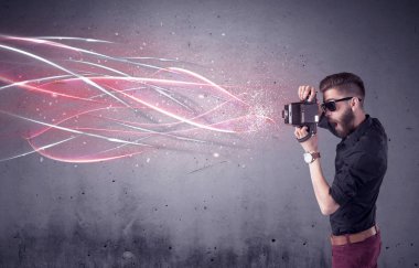 Kamera ve parlak çizgileri olan zarif bir hippi.