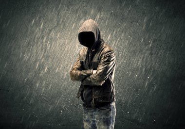 Kapüşonlu hayalet yüzlü adam