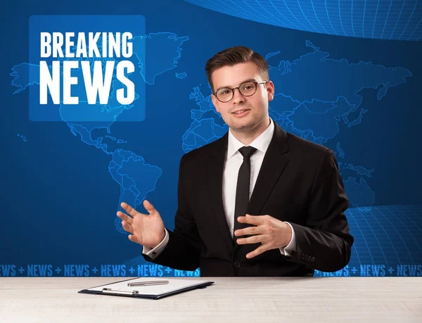 Television presenter in front telling breaking news with blue mo — Stock Photo, Image